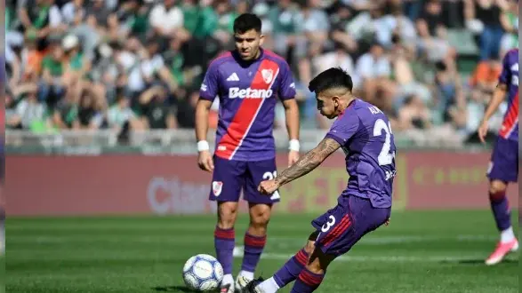 Thiago Almada rematando un tiro libre.
Foto: Agencia NA (@RiverPlate)