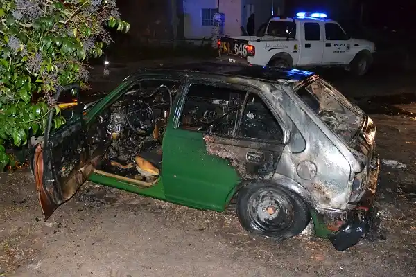 Un auto consumido por el fuego durante esta madrugada