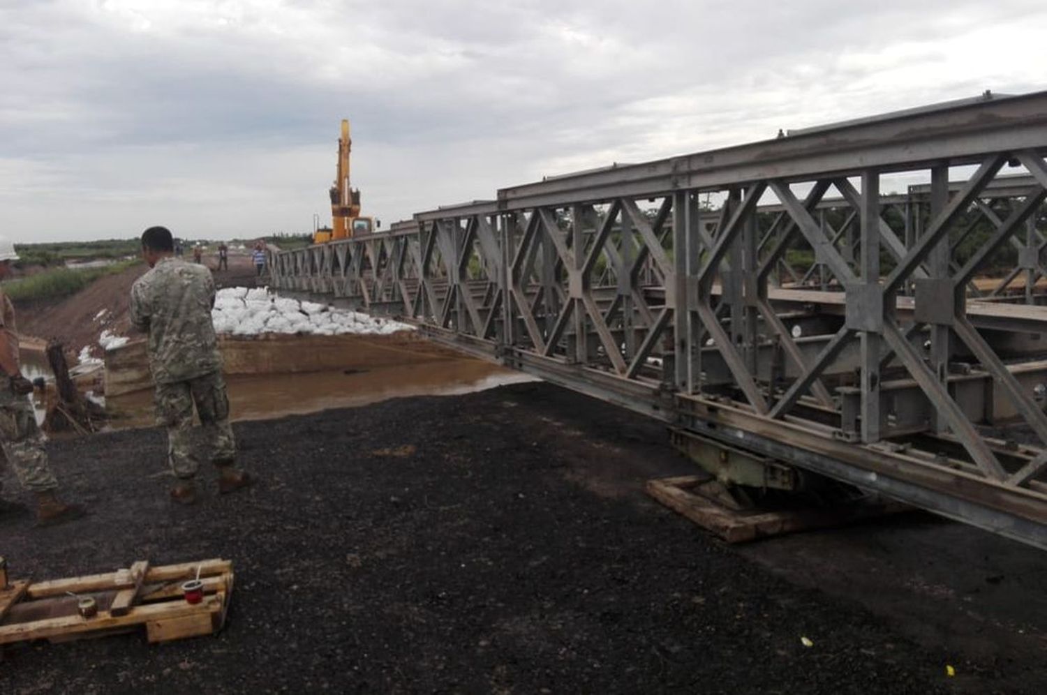 El objetivo de la instalación del Bailey sobre el Puente Carretero es restablecer el paso de todas las modalidades de transporte público de pasajeros para facilitar la conectividad de ambas ciudades y del conglomerado.