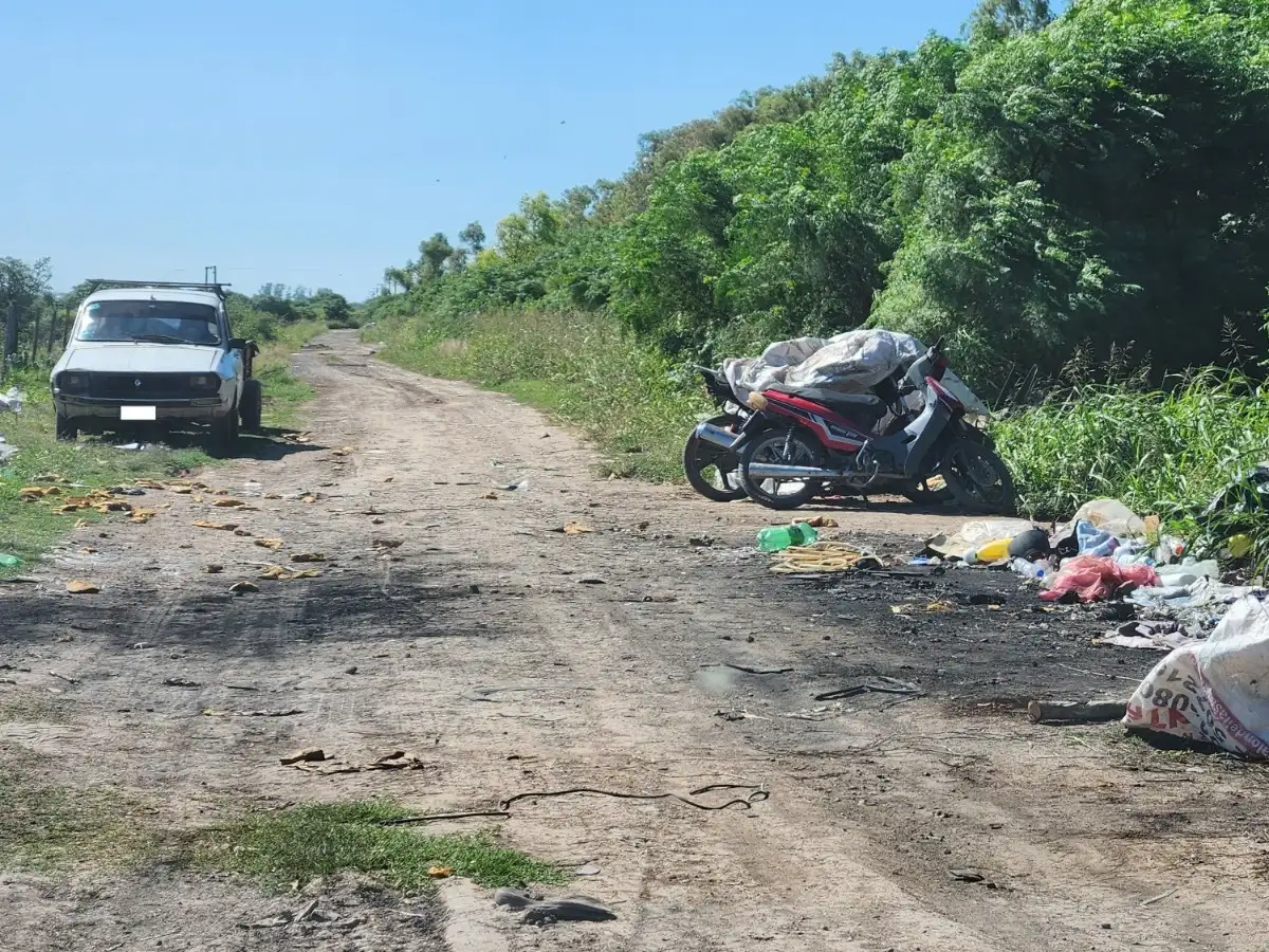 Motos y auto con un carro