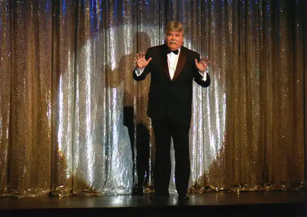 El Gato Peters y sus “7 vidas” en un stand up criollo