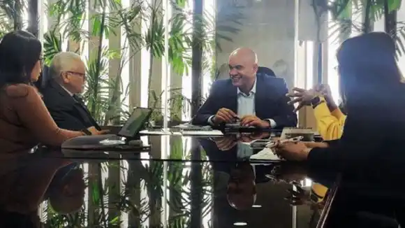 Gobierno y AVEC anuncian acuerdos de cooperación para «la transformación de educación» en el país