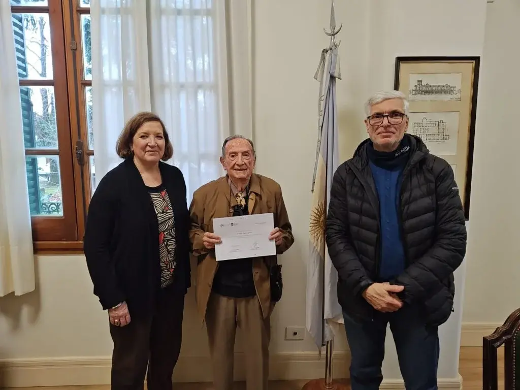 La vicedecana de la Facultad de Ingeniería de la UNLP, Patricia Arnera; Angel Antonio Cadenas; y el decano Marcos Actis. Le entregaron un diploma a modo de reconocimiento y copia de parte de su legajo como alumno (Foto de la Facultad de Ingeniería de la UNLP)