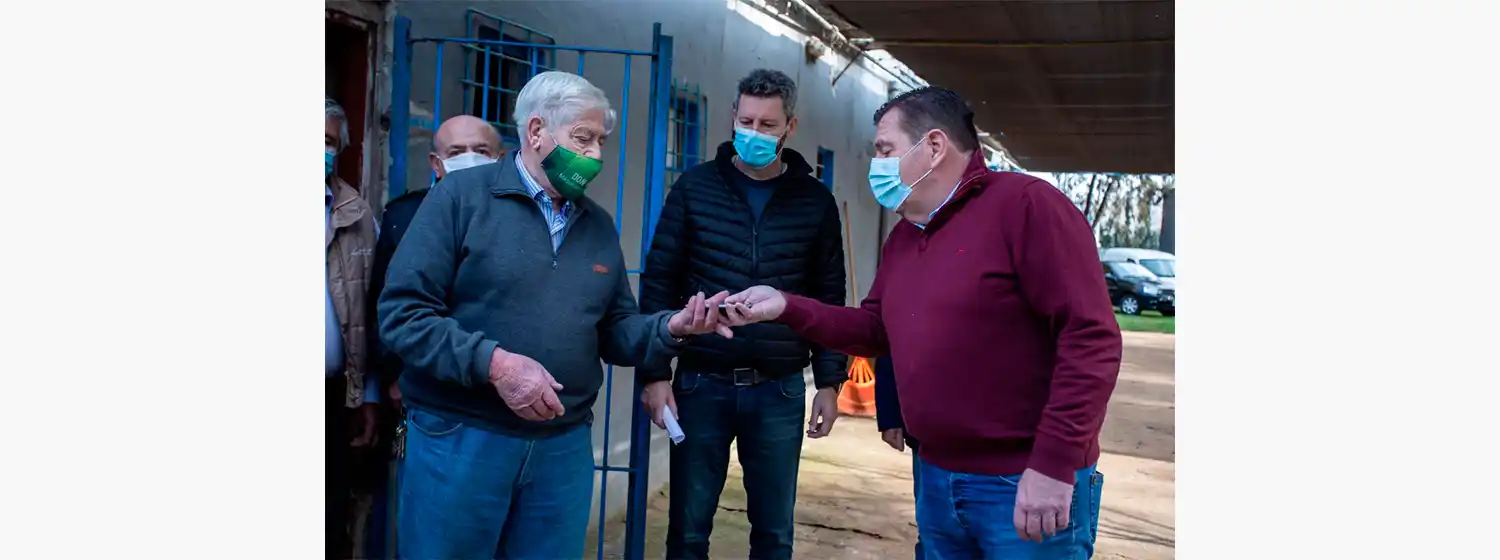 El Municipio entrega botones de alerta a centros de jubilados