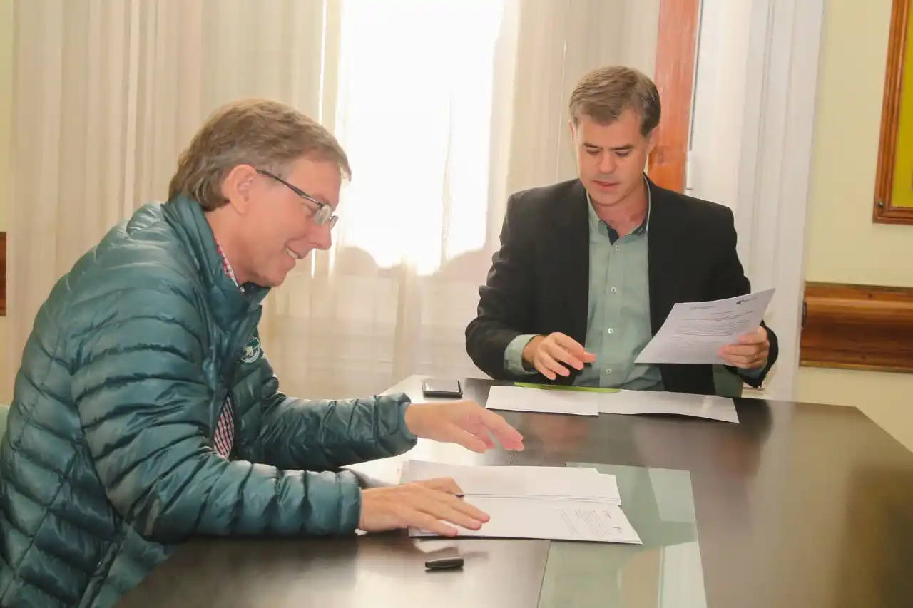 Piaggio firmó con el ministro Bahillo un convenio para promover la venta online