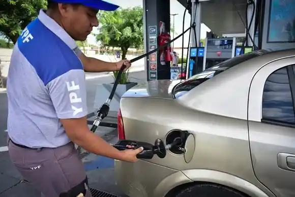 ¿Otro beneficio para los porteños? El litro de nafta está $100 más barato que en Rafaela