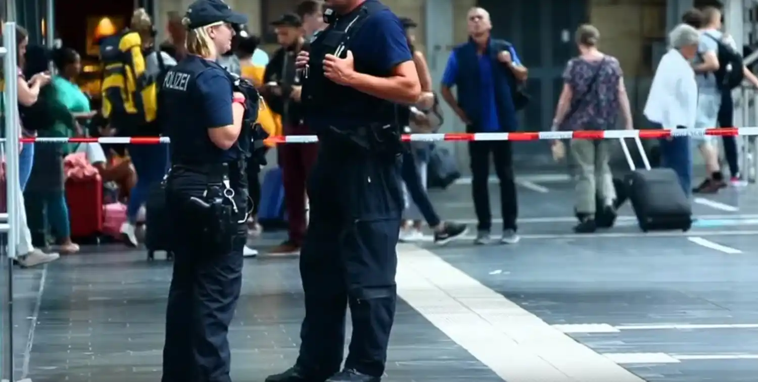Un hombre de 40 años empujó a las vías a una madre y su hijo: el niño murió  