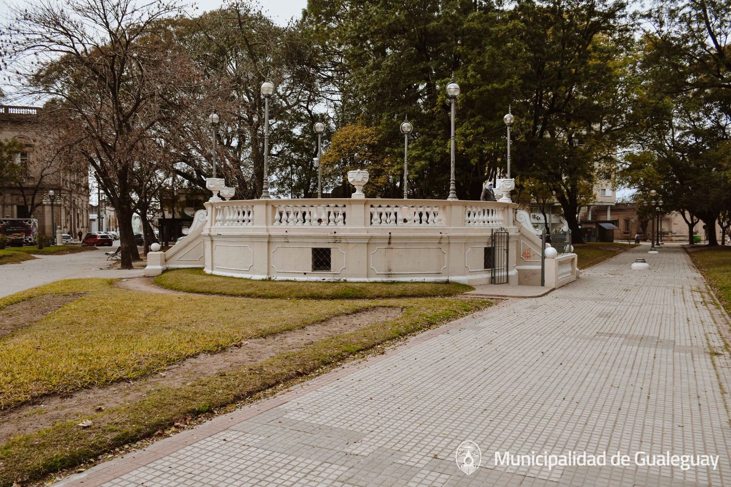 Joven de 16 años quedó internado luego de caerse del anfiteatro de plaza Constitución