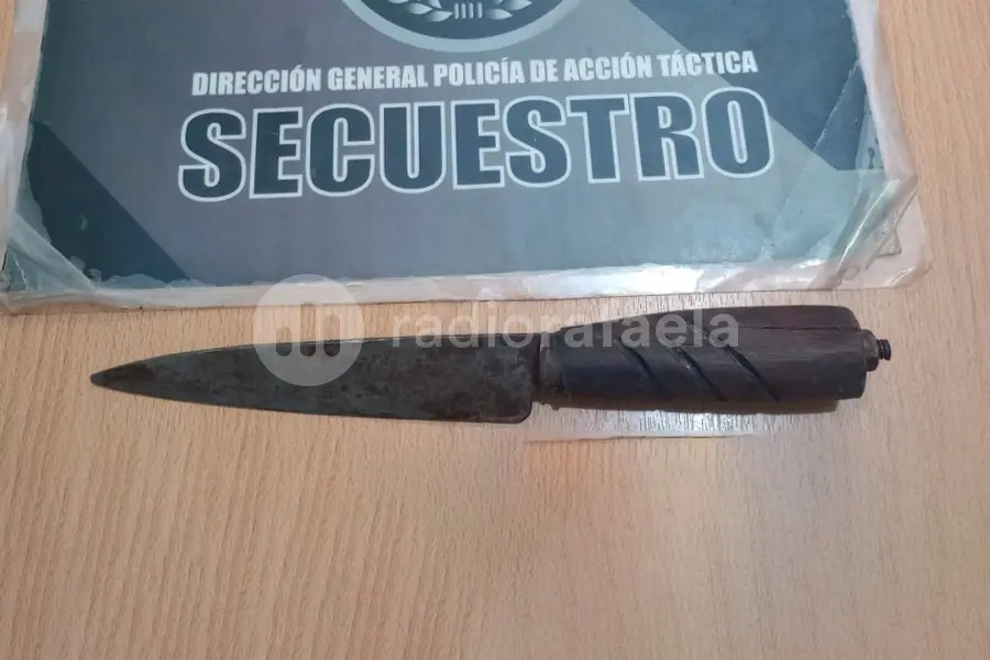 En plena madrugada y con un cuchillo de más de 20cm en la mano
