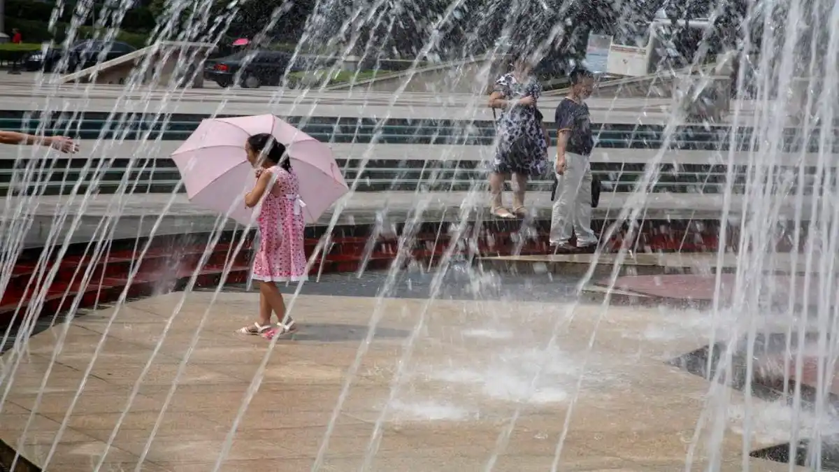 EN ALERTA ROJA varias ciudades de China por la ola de calor: piden a los ciudadanos no salir de sus casas
