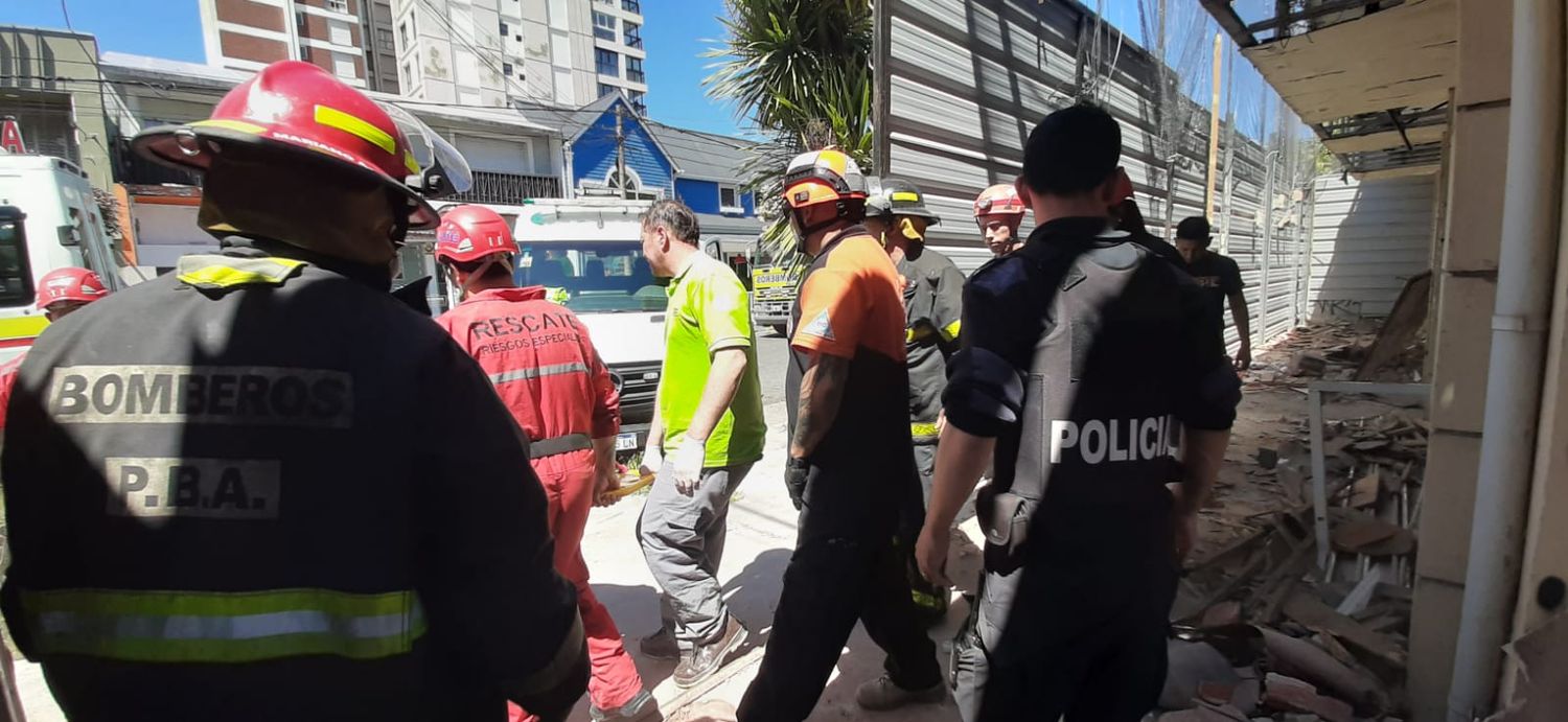 Un obrero debió ser rescatado tras haberse derrumbado una pared de ladrillos