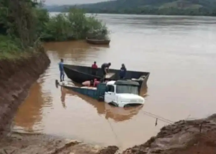 Un camión con soja cayó al Río Uruguay, pero los contrabandistas se las “ingeniaron” y se llevaron la mercadería