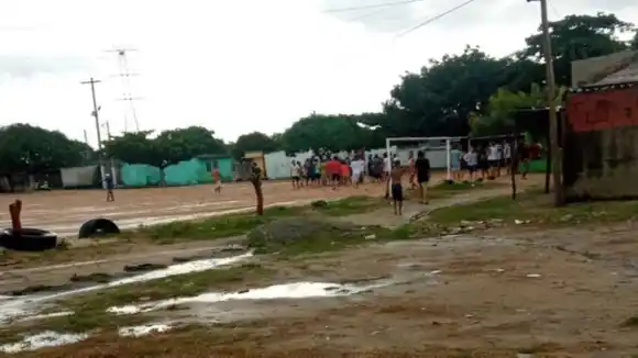 EN MEDIO DE UNA PELEA ENTRE PANDILLAS muere adolescente venezolano de un disparo en Barranquilla