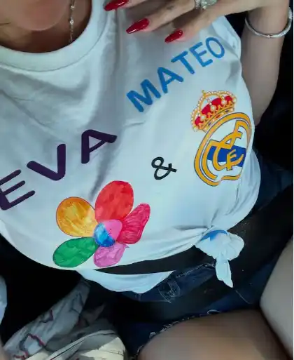 Georgina con una camiseta personalizada para el cumpleaños de los mellizos/ @georginagio