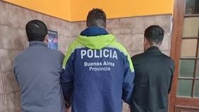 Aprehendieron a dos hombres tras robar pertenencias de una camioneta estacionada