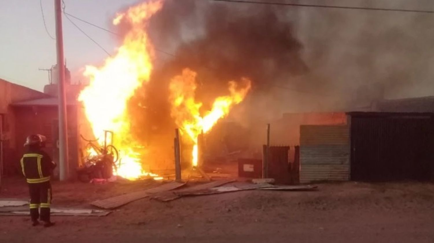 Coronel Rosales: Vecinos le incendiaron la casa a un joven con antecedentes penales