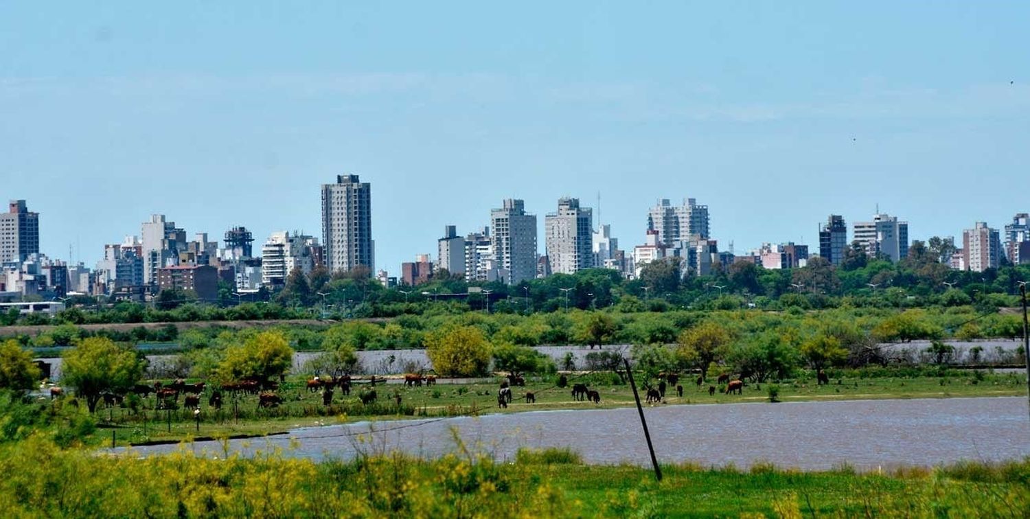 El agua avanza en la región. En Santa Fe, el río Paraná superó los cinco metros. Foto: Flavio Raina.