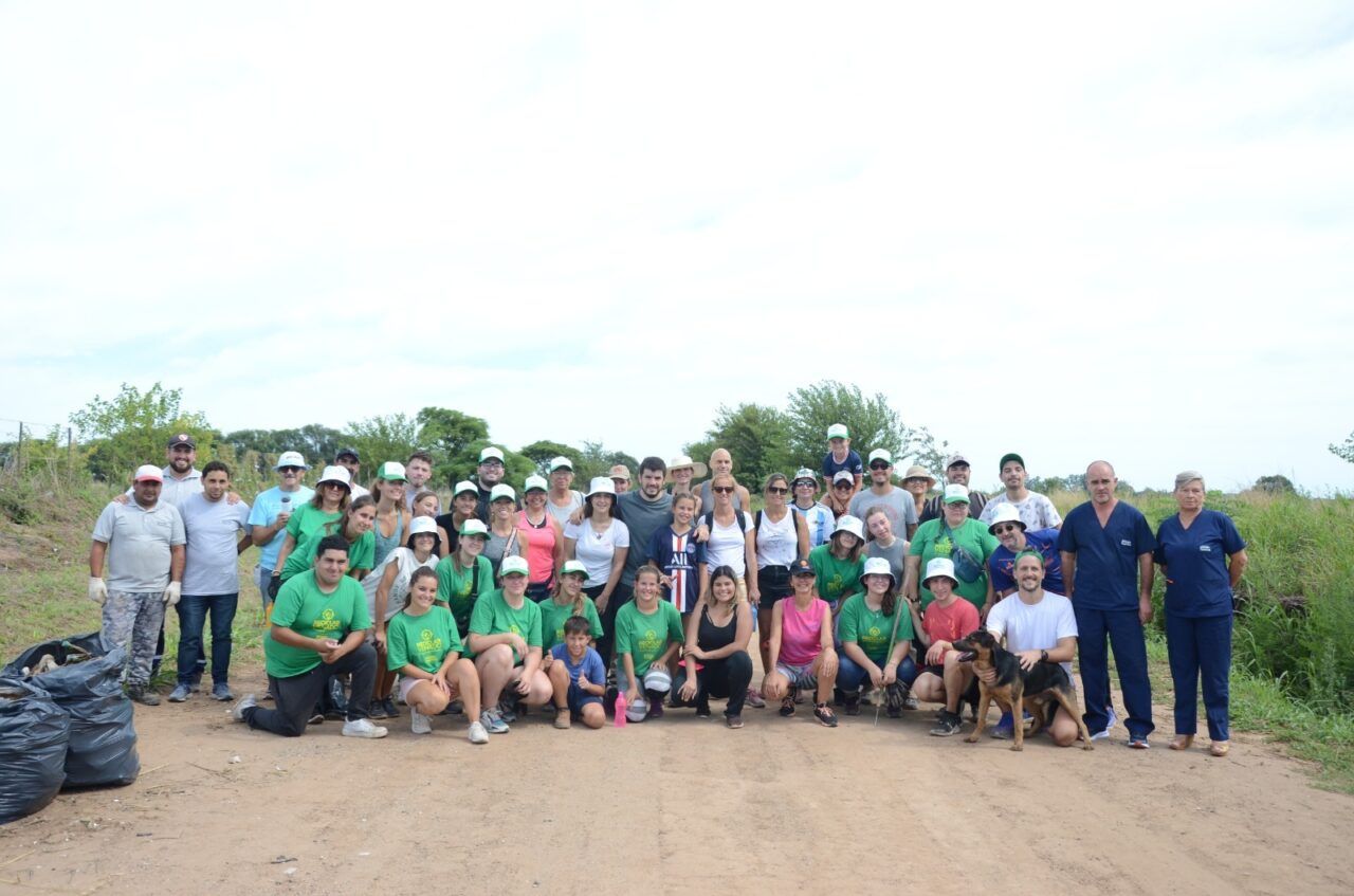 Voluntarios y vecinos recolectaron basura de calles y cunetas