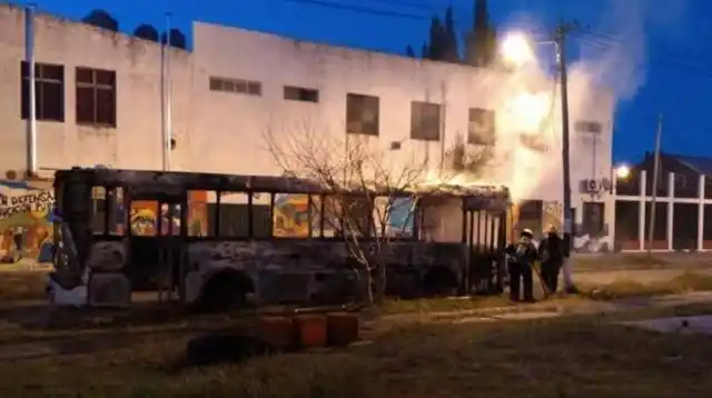 Quemó vivo a un compañero colectivero porque sospechaba que era el amante de su novia
