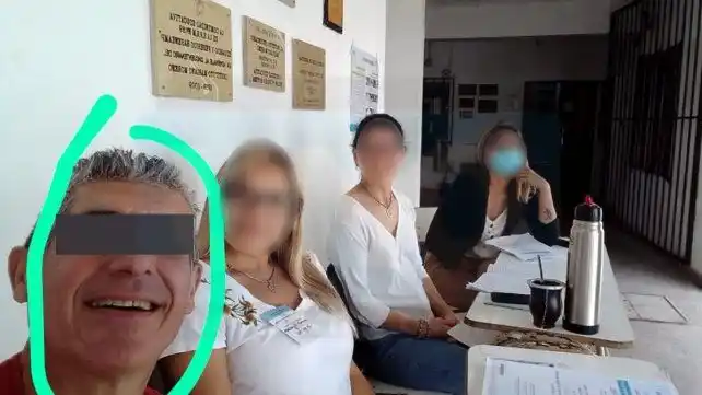 Un condenado por abuso fue presidente de mesa, se sacó fotos y luego fue detenido