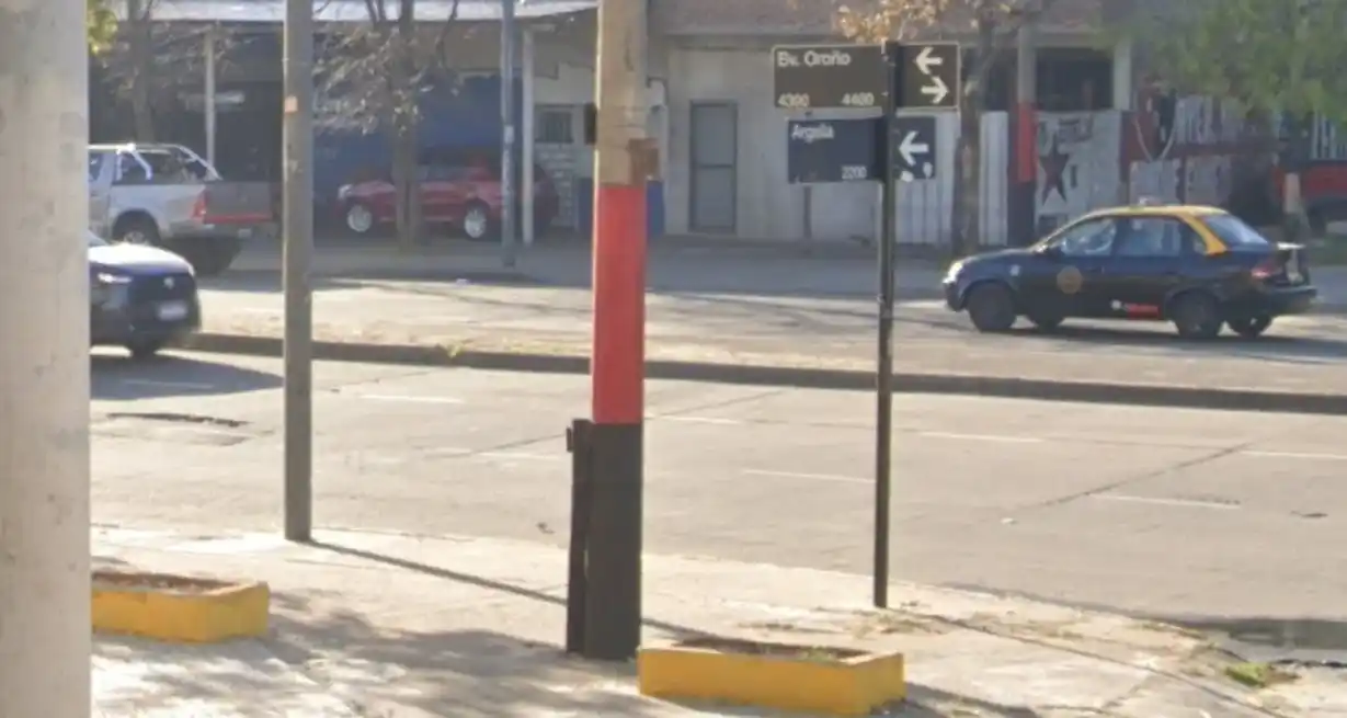 Vecinos escucharon detonaciones y avisaron que había una persona tirada en la calle.