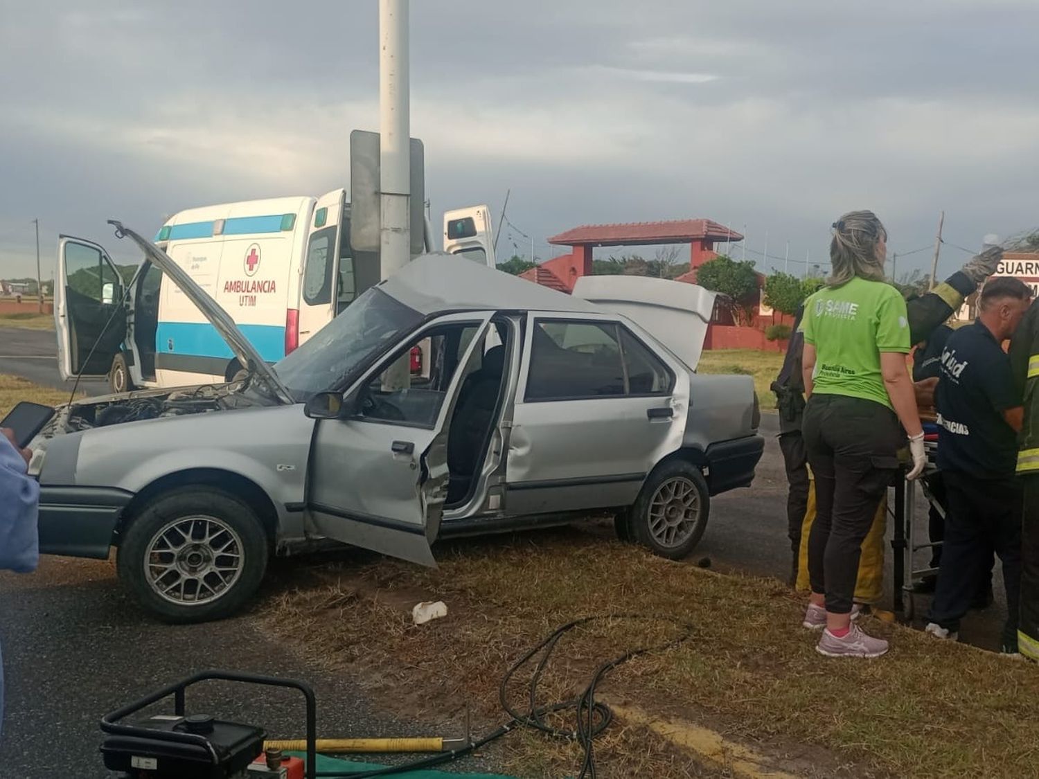 Un conductor chocó contra una columna de alumbrado público en la Ruta 11