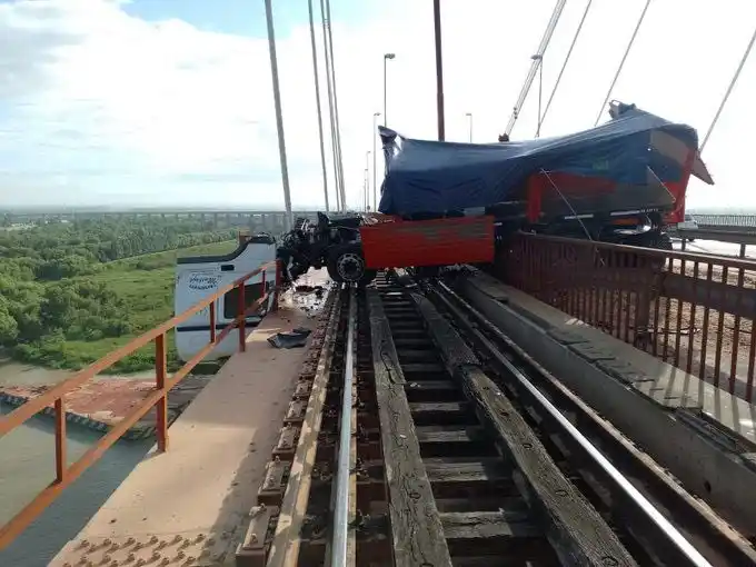 Impactante accidente en Zárate - Brazo Largo: Un camión quedó colgando del puente y de milagro no cayó al río
