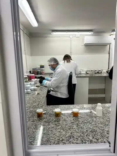 Siempre Farmacias impulsa un laboratorio magistral.