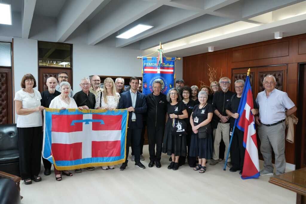 El intendente recibió al Grupo de Baile Piamontés “Ij Danseur dël Pilon”