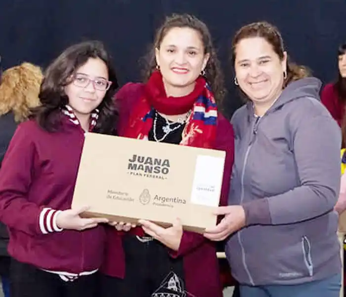 Entrega de notebooks en la  Escuela Normal y en la Técnica