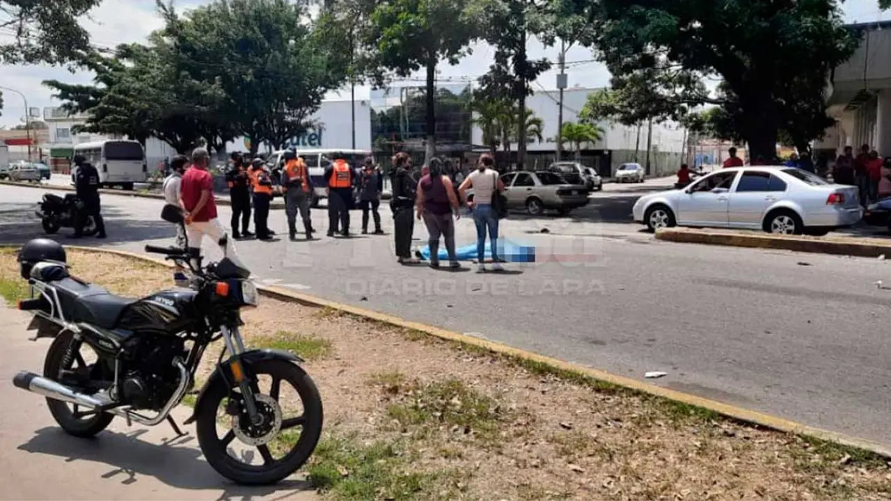 TERRIBLE ACCIDENTE EN LARA: dos motorizados pierden la vida al impactar contra una gandola  (Video)