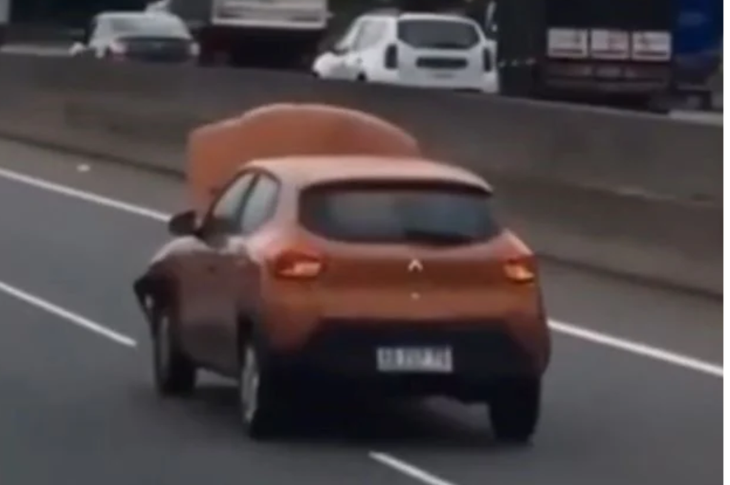 El Renault Kwid naranja con el capot levantado