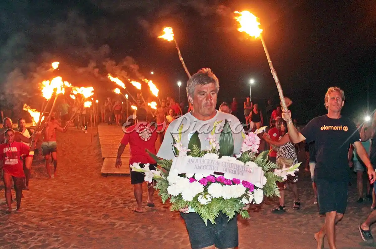 Ofrenda. Uno de los momentos emotivos del acto fue la caminata hacia el mar con las antorchas