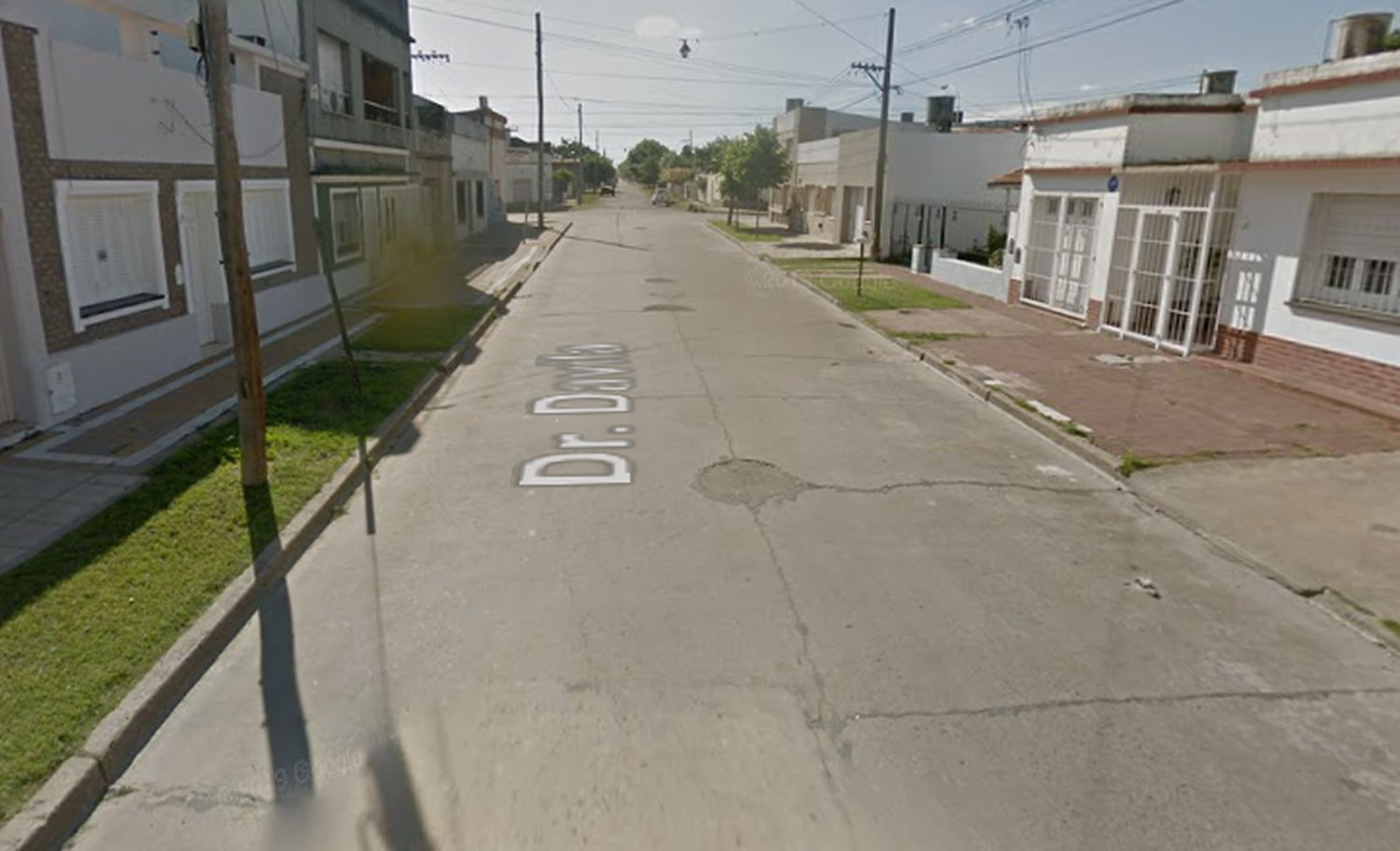 Infraccionaron a su hija por circular a contramano y agredió a una inspectora: la agarró de los pelos y chocó con la moto
