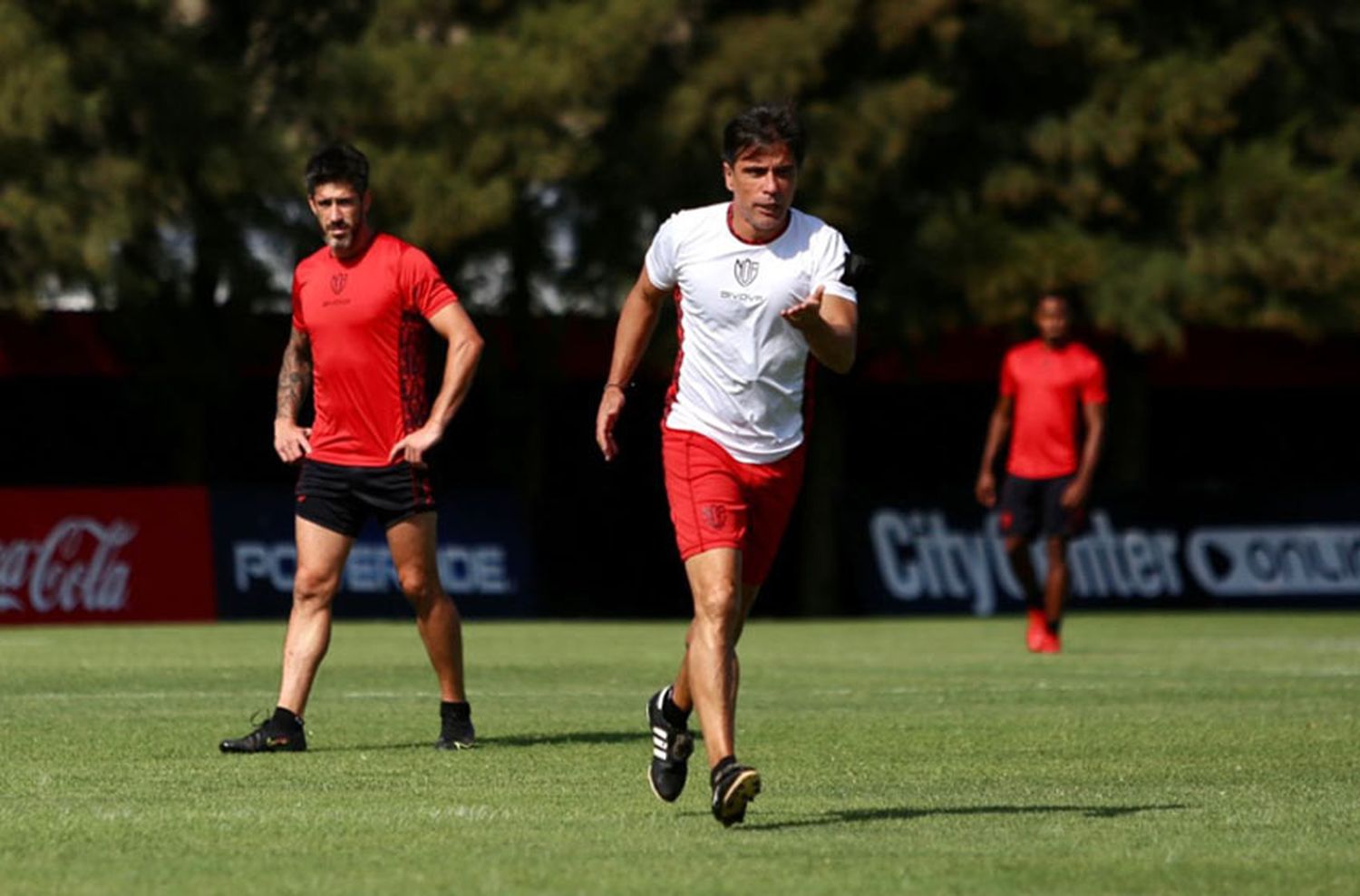 Con la confirmación de la lesión de Pablo Pérez, Newells viajó a Córdoba