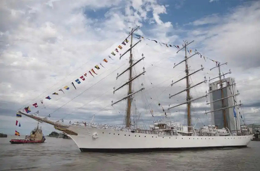 En medio de la tensión con Chile, la Fragata Libertad suspendió actividades previstas en Valparaíso