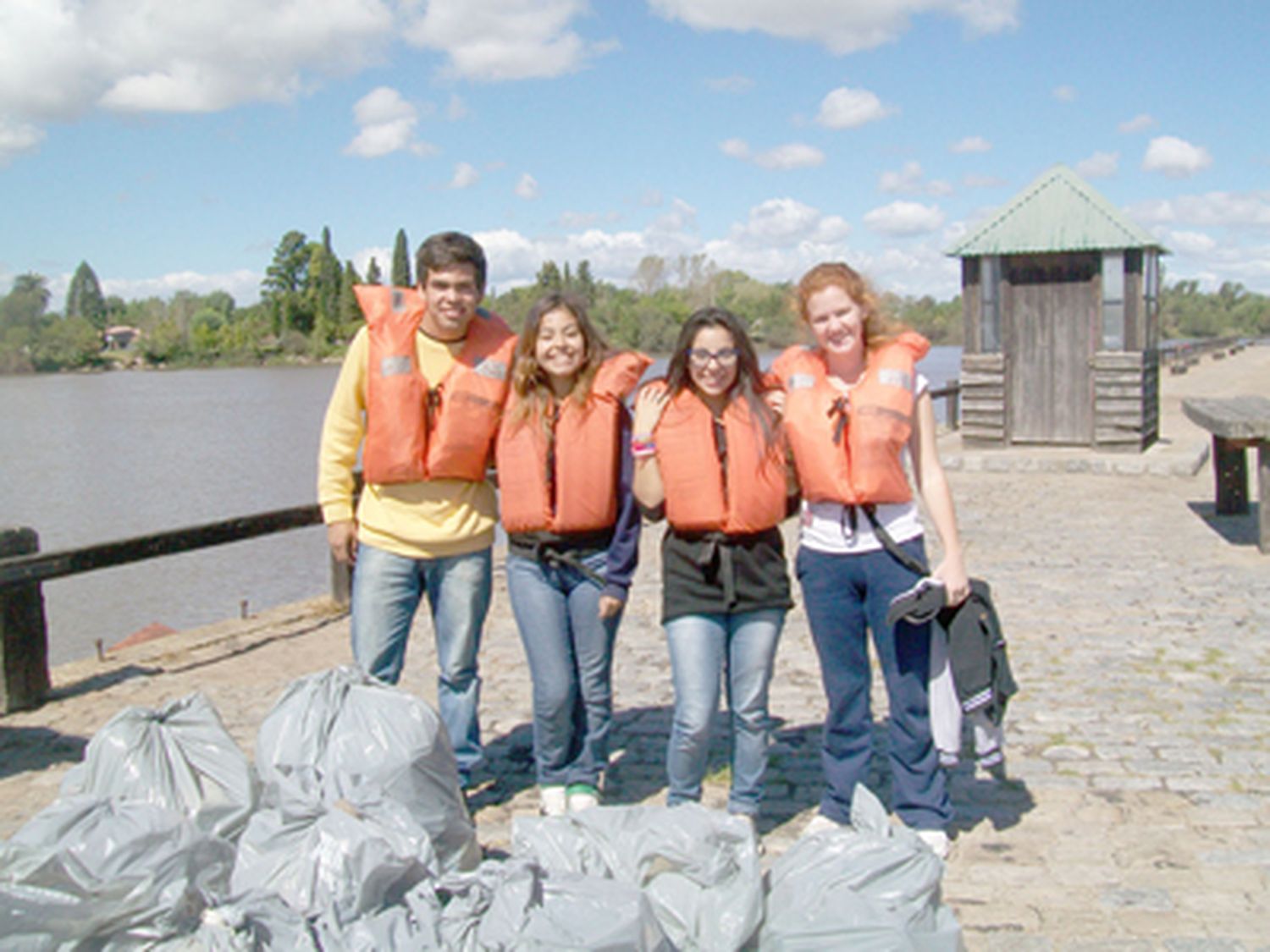 Más de 160 alumnos participaron de la limpieza del río Gualeguaychú