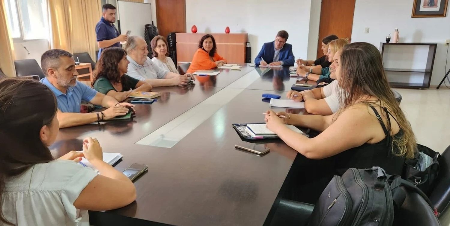 José Goity y secretarias del Ministerio de Educación se reunieron en primer término con dirigentes del Sadop. La semana que viene será el turno del gremio de la docencia pública. Crédito: Gentileza