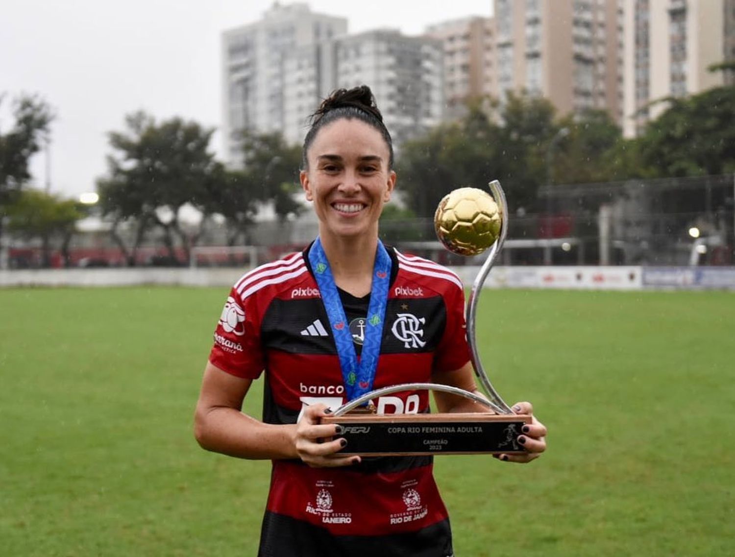 Barroso, con el trofeo por la Copa Río.