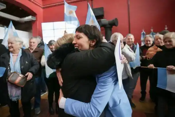 Quilmes: luego de anunciar que va por la reelección, Mayra entregó subsidios a Centros de Jubilados