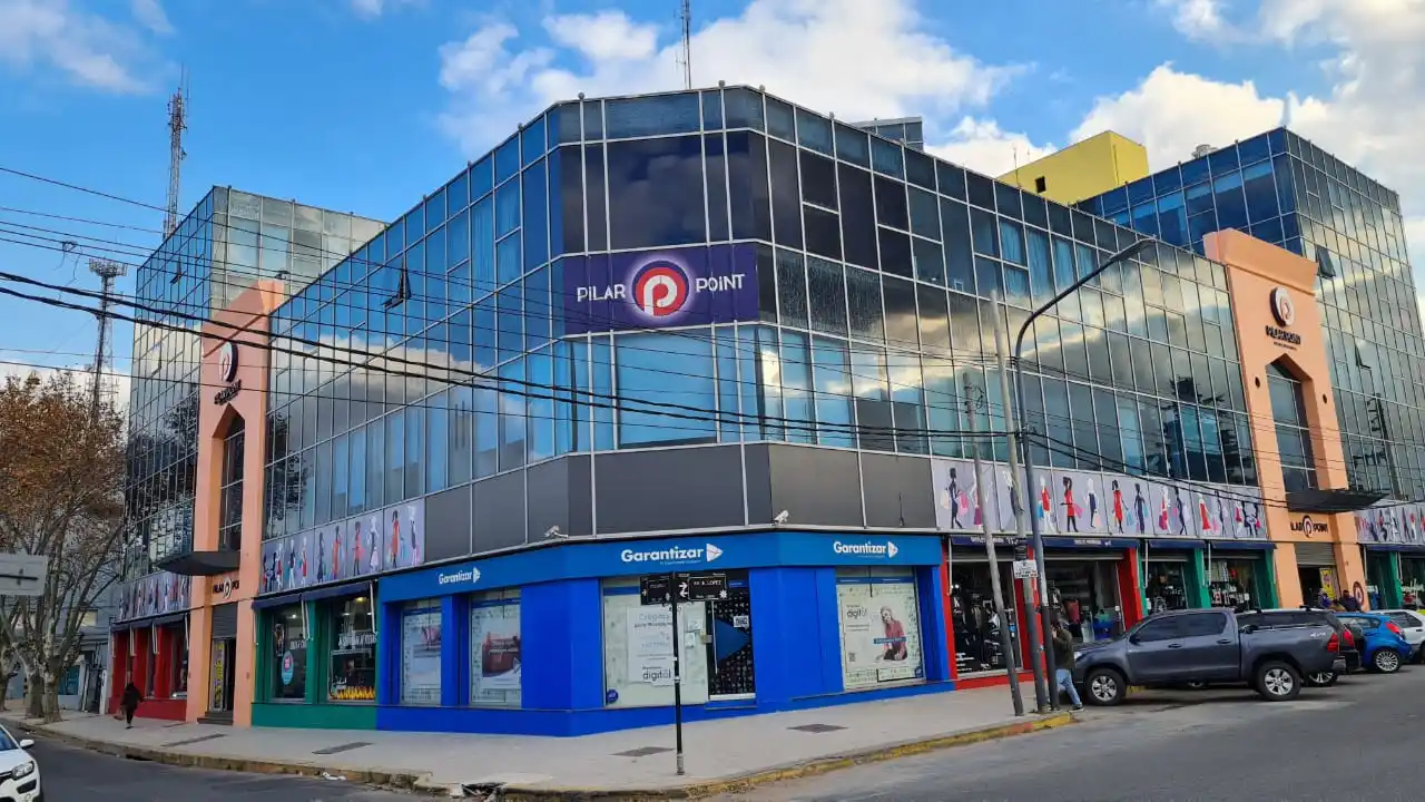 Pilar: tiraron a un empleado de limpieza del primer piso de un shopping y quedó en grave estado