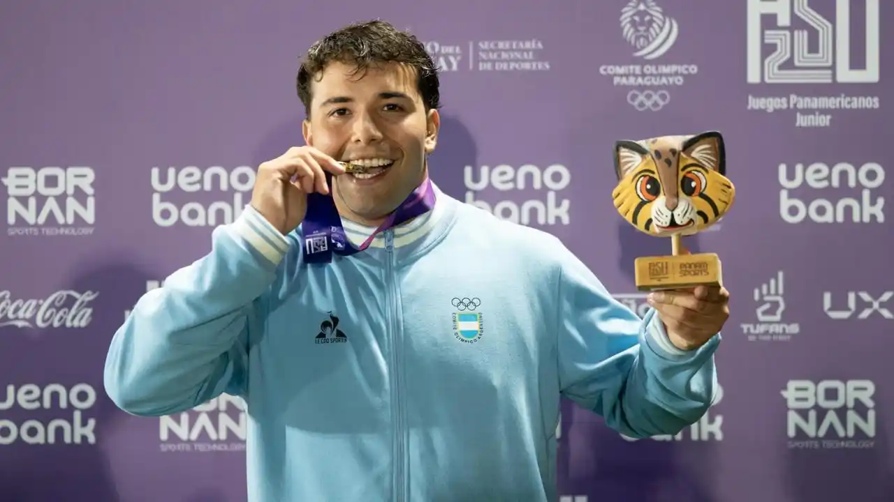 Tomás Olivera con su medalla de oro.