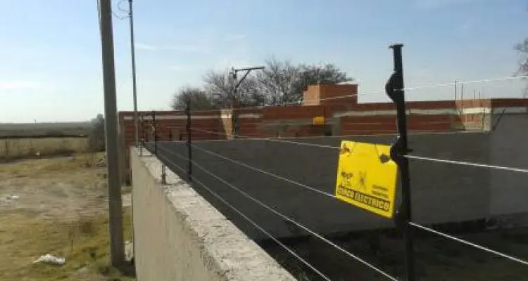 Polémica por cerco electrificado en tejido que divide una casa y la escuela 10