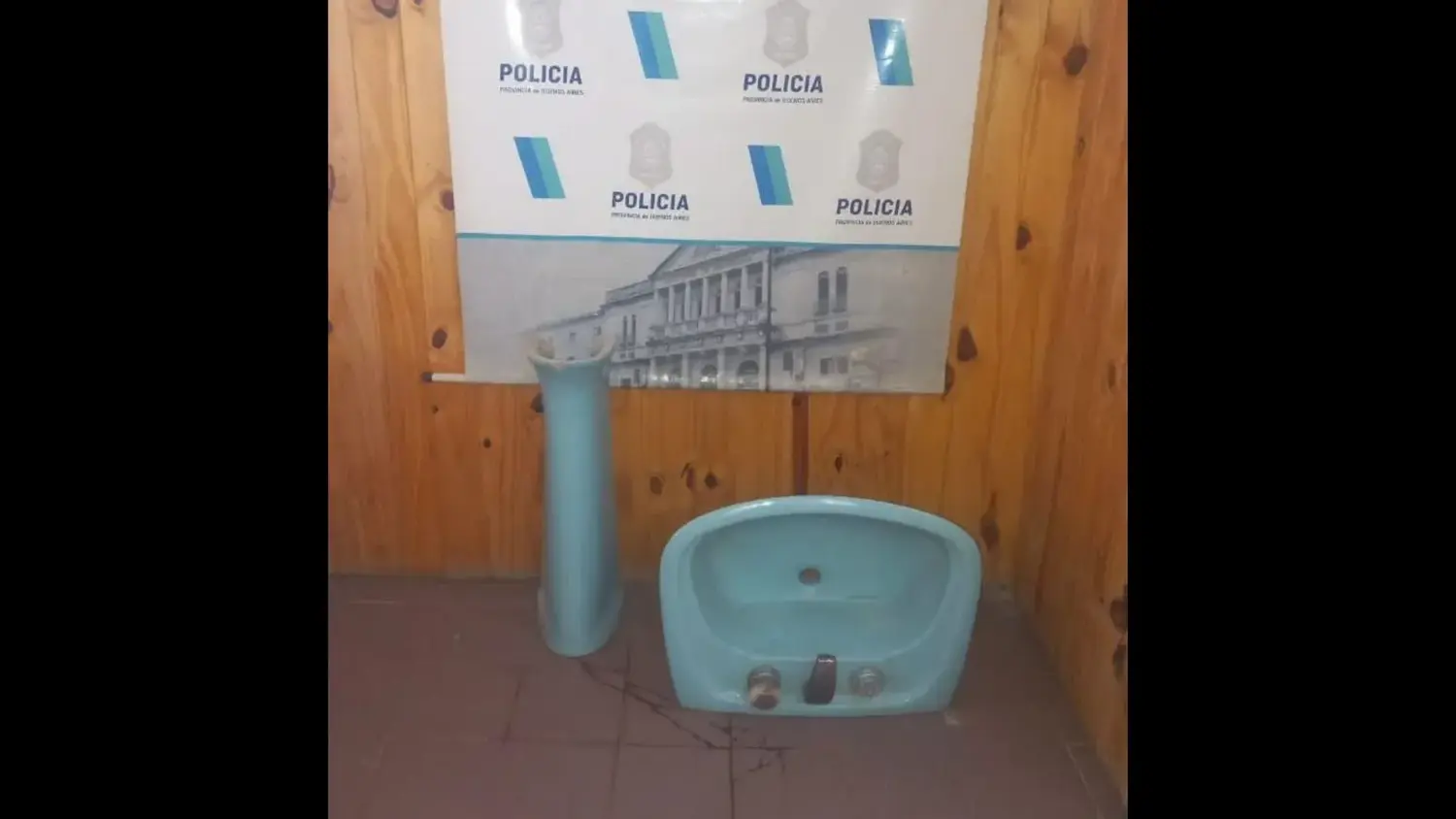 Parte de lo robado del baño del Club Sportivo Las Palmeras fue recuperado por personal de Destacamento Policial.