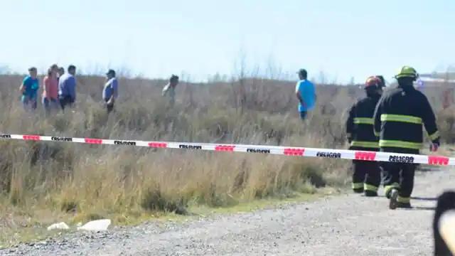 Un niño y su abuela que iban en moto murieron arrollados por un tren