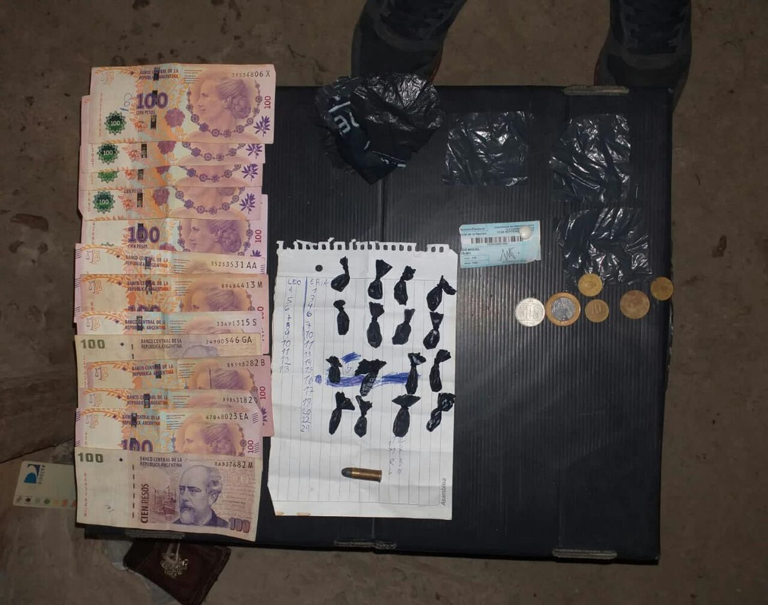 Efectivos policiales de Victoria secuestraron cocaína y un arma