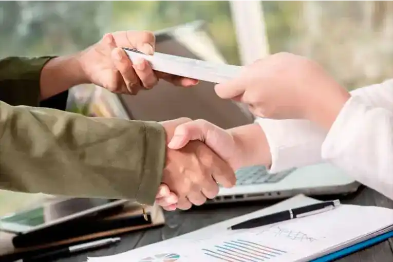 Devolvió cheques por $37 millones y se indignó por la recompensa: el caso que generó debate