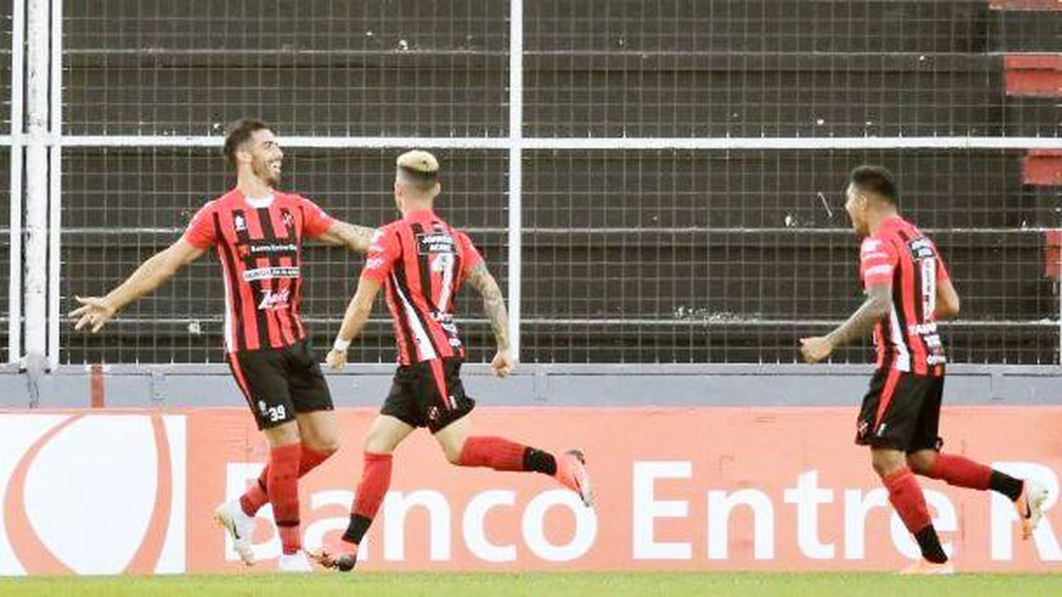 Patronato superó  3-2 a Talleres y sueña  con la permanencia