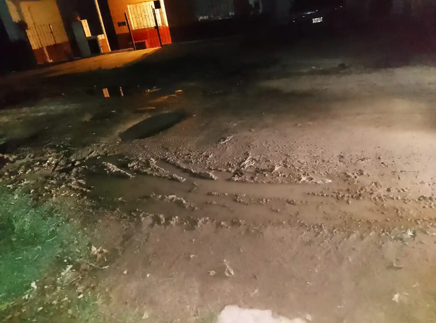 Calle 24 de Febrero: cada vez que llueve es un desastre