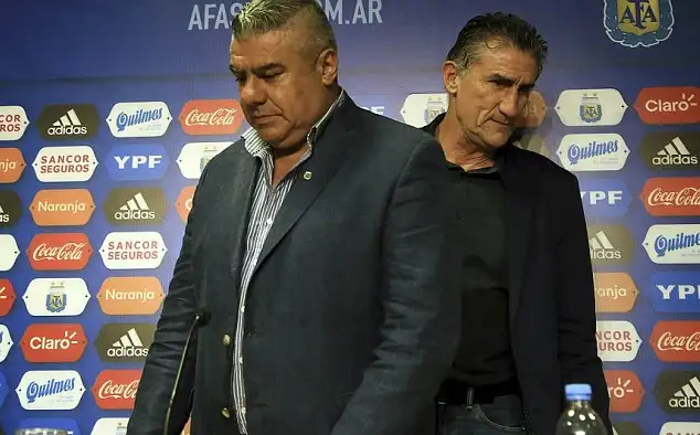 Bauza prendió el ventilador y Chiqui Tapia salió al cruce